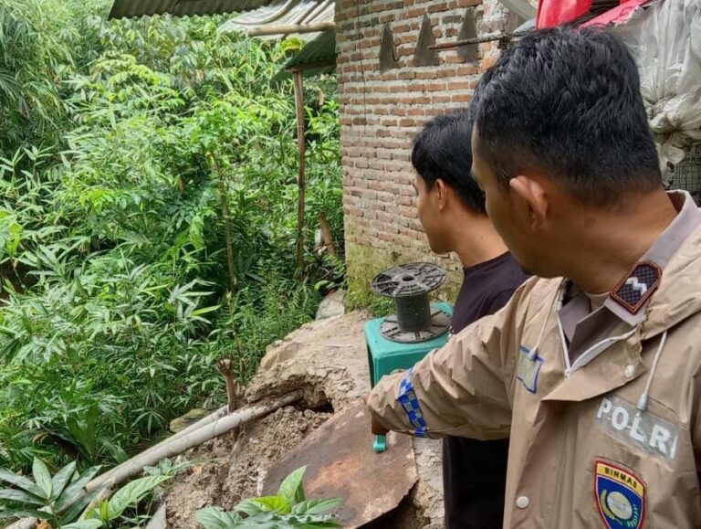 teras rumah warga roboh