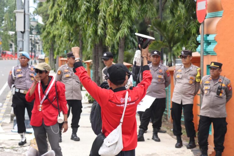 Aksi Damai Aliansi Masyarakat Termajinalkan, Dikawal Polres Cilegon : Tuntut Transparansi dan Solusi Defisit Anggaran 44 1000131192