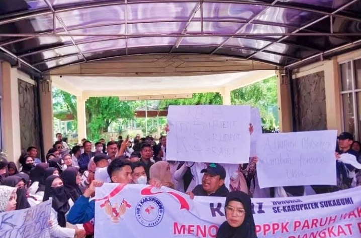 Ratusan Guru Honorer di Kabupaten Sukabumi, Lakukan Aksi Unjuk Rasa Menuntut Kejelasan Status. 42 Screenshot 20250117 202151 WhatsApp