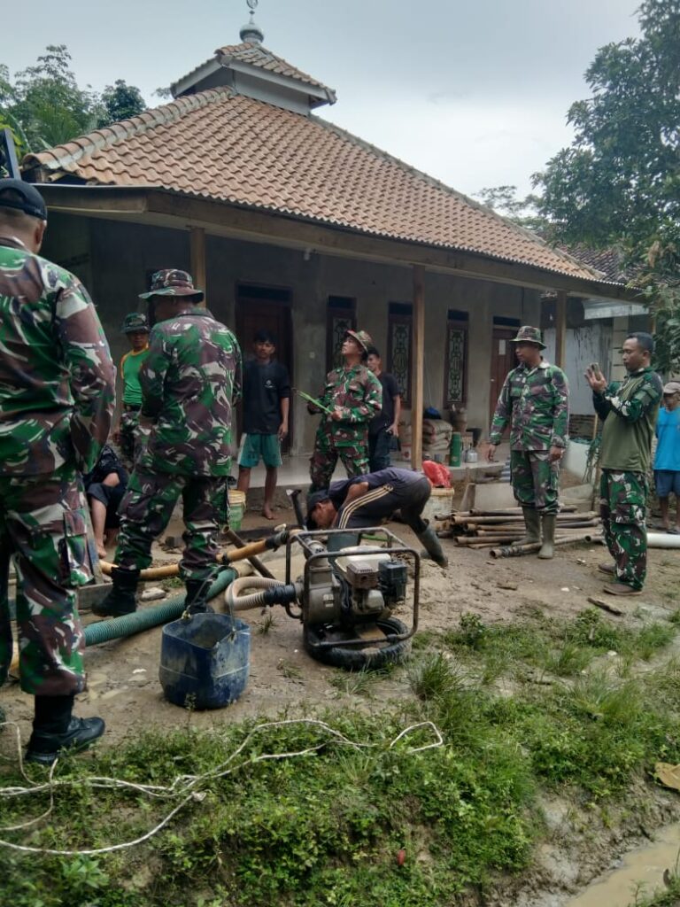 Hari Ke-3 TMMD Lakukan Bedah Rumah Dan Pengeboran Pompa Air Di Desa Parung Kujang, Cileles 2 1000172088