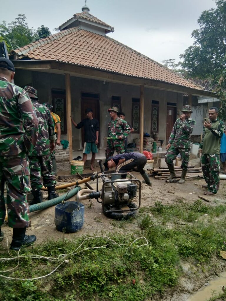 Hari Ke-3 TMMD Lakukan Bedah Rumah Dan Pengeboran Pompa Air Di Desa Parung Kujang, Cileles 24 IMG 20250222 WA0008