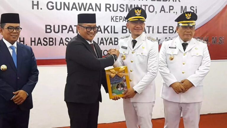 Gubernur Banten Andra Soni, Hadiri Sertijab Bupati & Wakil Bupati Lebak 29 WhatsApp Image 2025 03 03 at 19.11.06 1