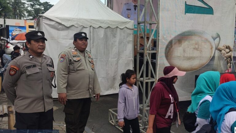 Polsek Rangkasbitung Polres Lebak Bantu Sebrangkan Jemaat Gereja Bethel di Jalan Sunan Kalijaga 11 IMG 20251116 WA0051