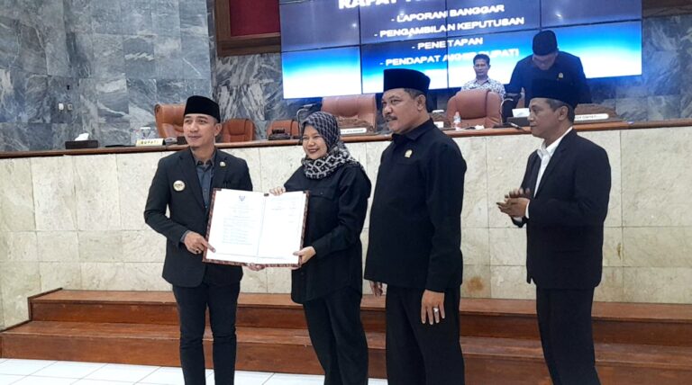 Bupati Moch. Hasbi Asyidiki Jayabaya Hadiri Penetapan APBD Lebak 2026 dalam Rapat Paripurna IV 7 VideoCapture 20251127 161918 1