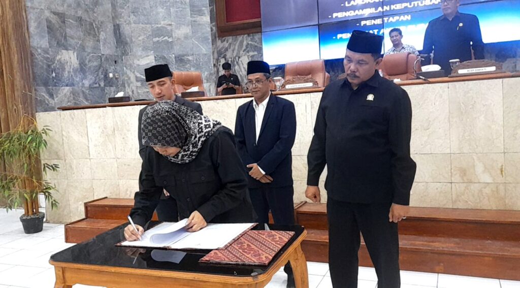 Bupati Moch. Hasbi Asyidiki Jayabaya Hadiri Penetapan APBD Lebak 2026 dalam Rapat Paripurna IV 2 VideoCapture 20251127 183253