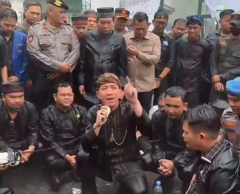 Bupati Lebak Temui Mahasiswa di Tengah Hujan, Aspirasi Jadi Catatan Pemerintah 1 IMG 20251202 WA0132 1