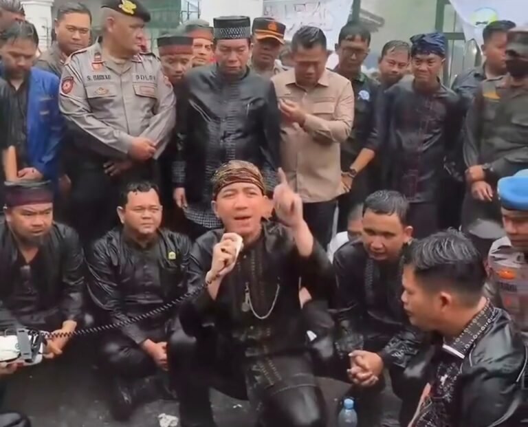 Bupati Lebak Temui Mahasiswa di Tengah Hujan, Aspirasi Jadi Catatan Pemerintah 1 IMG 20251202 WA0132 1