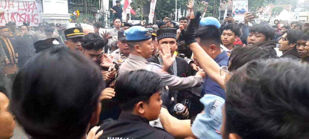 Bupati Lebak Temui Mahasiswa di Tengah Hujan, Aspirasi Jadi Catatan Pemerintah 2 VideoCapture 20251203 010910