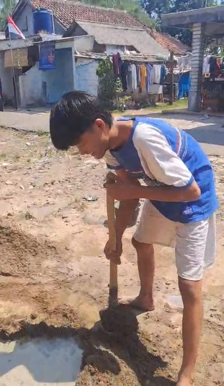 Pemuda Kampung Babakan Lurah Gelar Swadaya Perbaiki Jalan Rusak Sambut HUT RI ke-81 1 IMG 20260808 WA0025