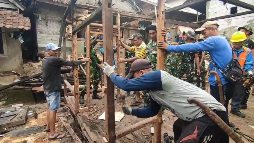 30 Tahun Tinggal di Rumah Bocor dan Lapuk, Entang Kini Berharap pada Program TMMD ke-130 2 1003852637