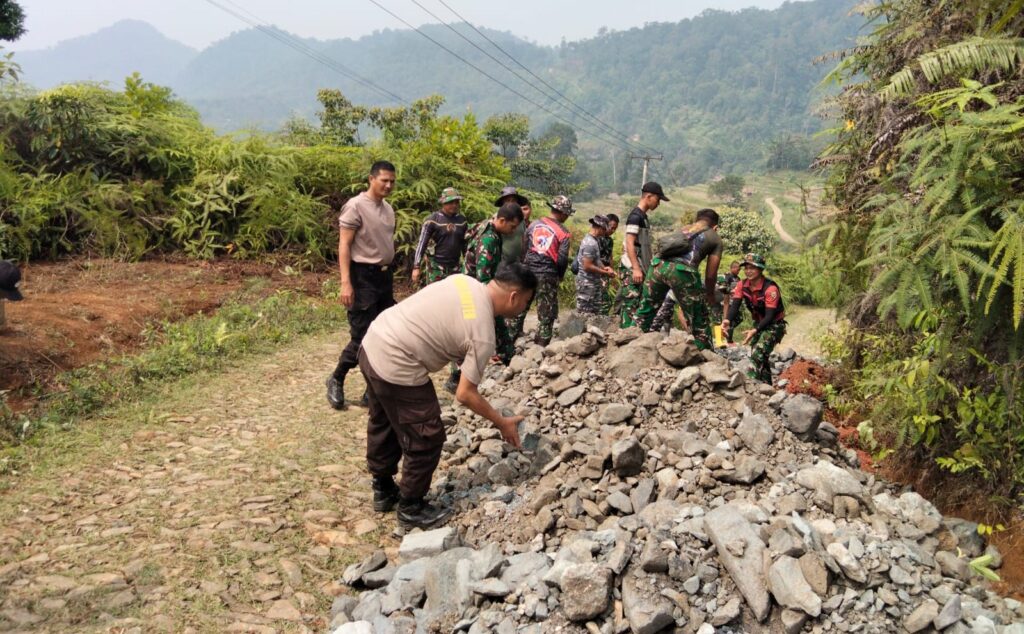 TMMD ke-130 Kodim 0603/Lebak Mulai Buka Akses Jalan 1,4 Kilometer Menuju Situs Cibedug 1 1003860669