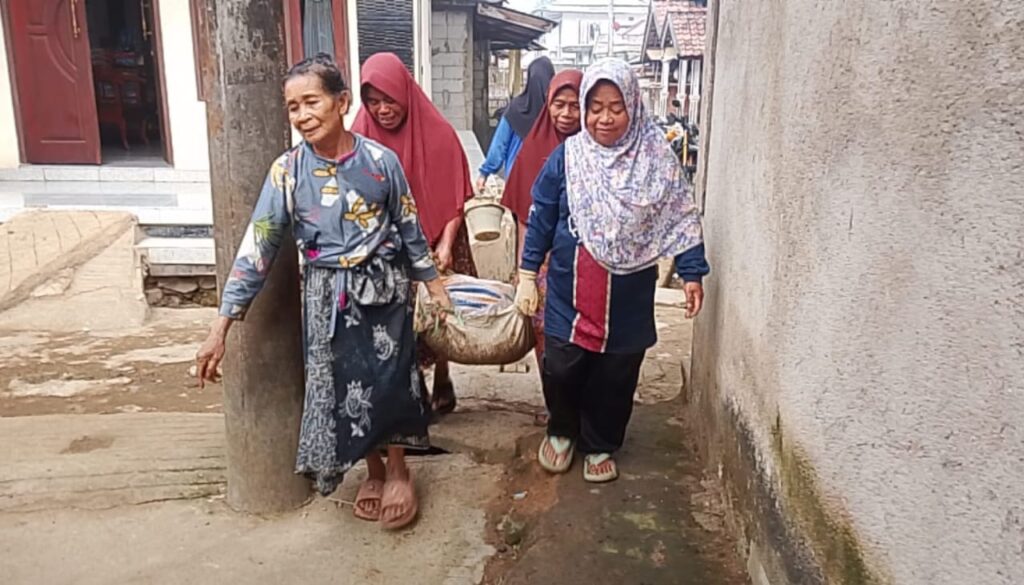 Semangat Gotong Royong, Emak-Emak Citorek Barat Bantu Satgas TMMD ke-130 Bangun Rumah Layak Huni 1 1003868770