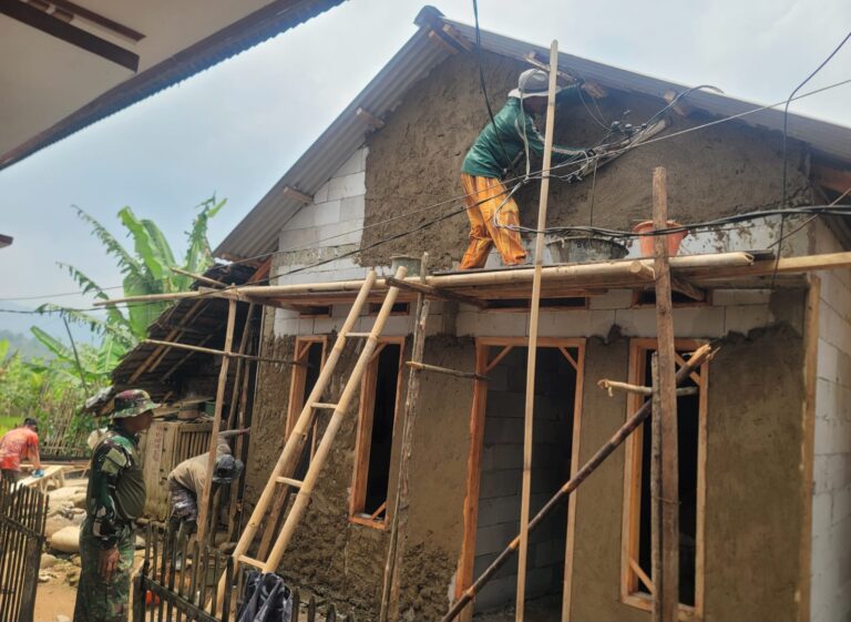 Empat Rumah Warga Capai Progres 75 Persen, Satgas TMMD ke-130 Kodim 0603/Lebak Kebut Renovasi RTLH di Citorek Barat 3 1003890228